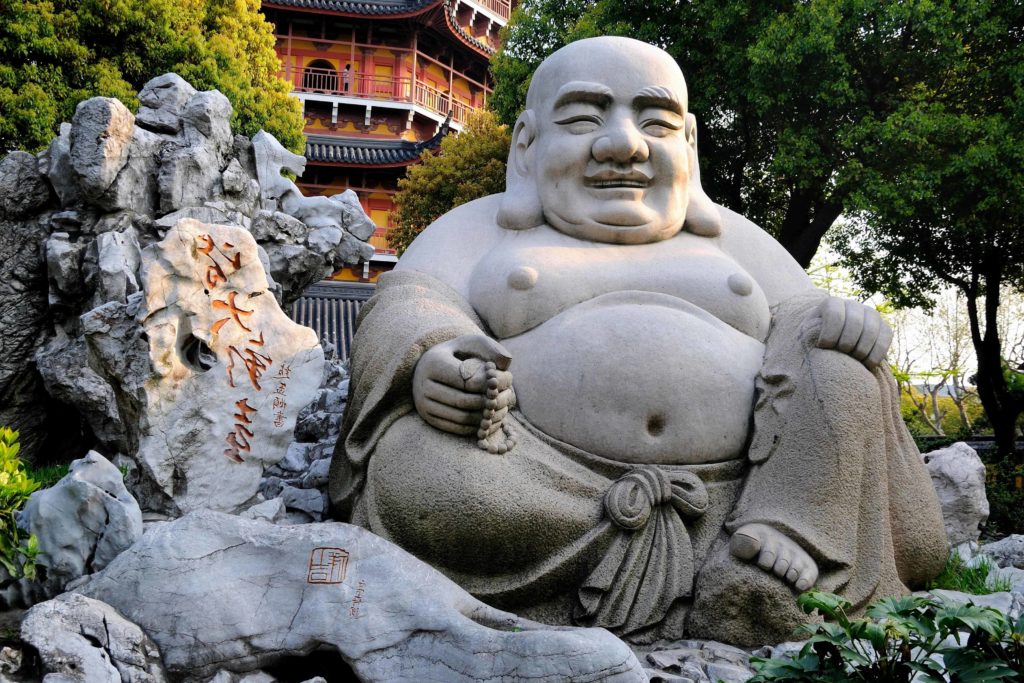 Une statue de Bouddha dans un jardin