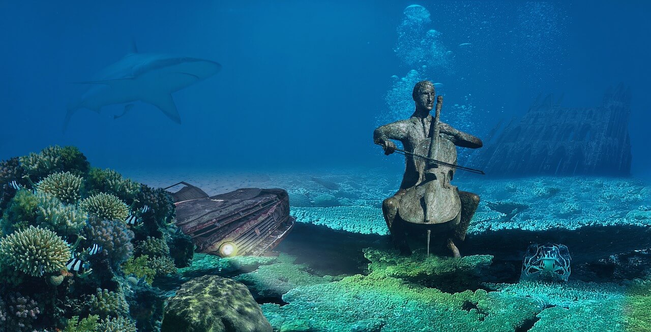 Une statue d'n contrebassiste au fond de la mer