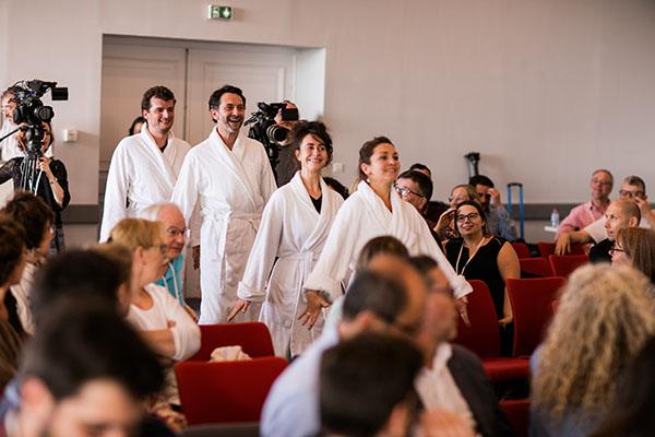 Les Décalez! arrivent en peignoir au sein de l'assemblée de la MGEN