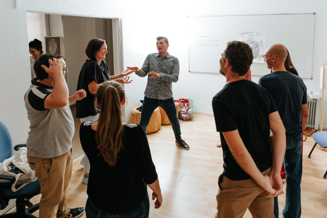 Un groupe de personnes en cercle